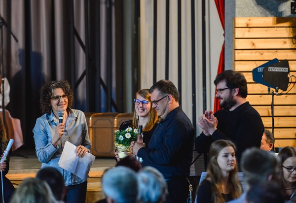 Schulleiterin Marianne Ehrlinspiel bedankt sich bei Anna Haas, Armin Westermann und Frank Raupp vom Musikverein für die gute Zusammenarbeit